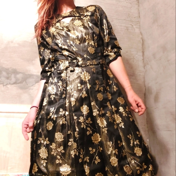 Vintage 40's classic brocade dress w/ keyhole neck & metallic gold roses - Picture 2 of 16